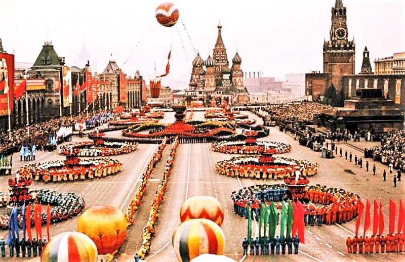 برگزاری رژه‌های نظامی و ورزشی در میدان سرخ