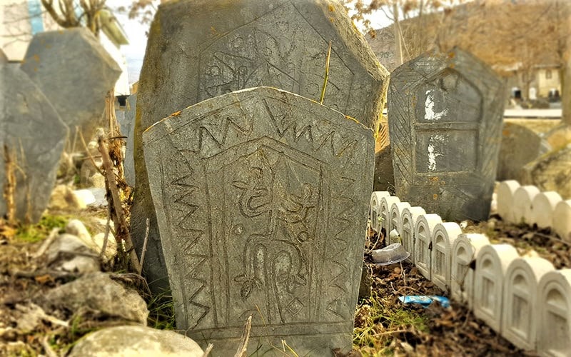 نقوش مختلف روی سنگ قبر در قبرستان سفید چاه، منبع عکس: گوگل مپ، عکاس: بهفر شکیب