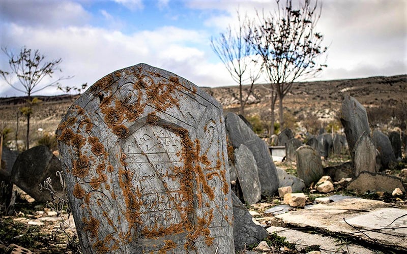 سنگ قبر در حال تخریب در قبرستان سفید چاه، منبع عکس: گوگل مپ، عکاس: مرتضی برجسته