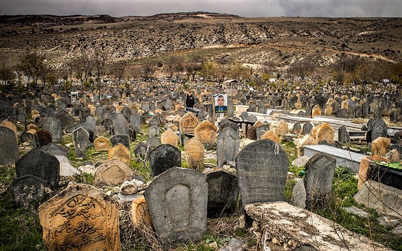 قبرستان سفید چاه با تعداد زیادی قبر محرابی، منبع عکس: گوگل مپ، عکاس: مرتضی برجسته