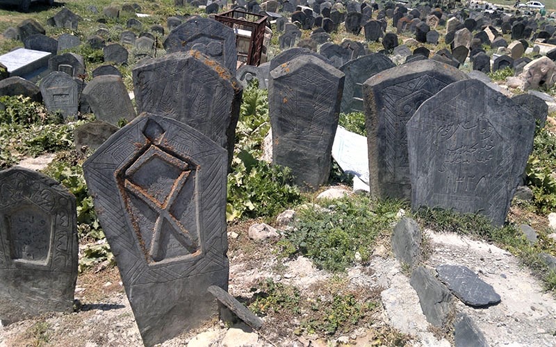سنگ‌ قبرهای دارای نقوش در گورستان سفید چاه، منبع عکس: گوگل مپ، عکاس: سید ادریس نوربخش