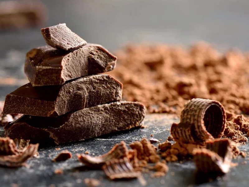 شکلات خردشده و پودر کاکائو