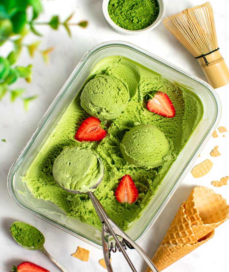 بستنی چای سبز و توت فرنگی؛ منبع عکس: sugaryums؛ عکاس: نامشخص