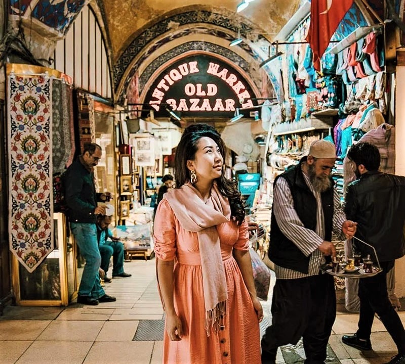 گردشگر زن در بازار بزرگ استانبول، منبع عکس: fromlusttilldawn.com، عکاس: ناشناس