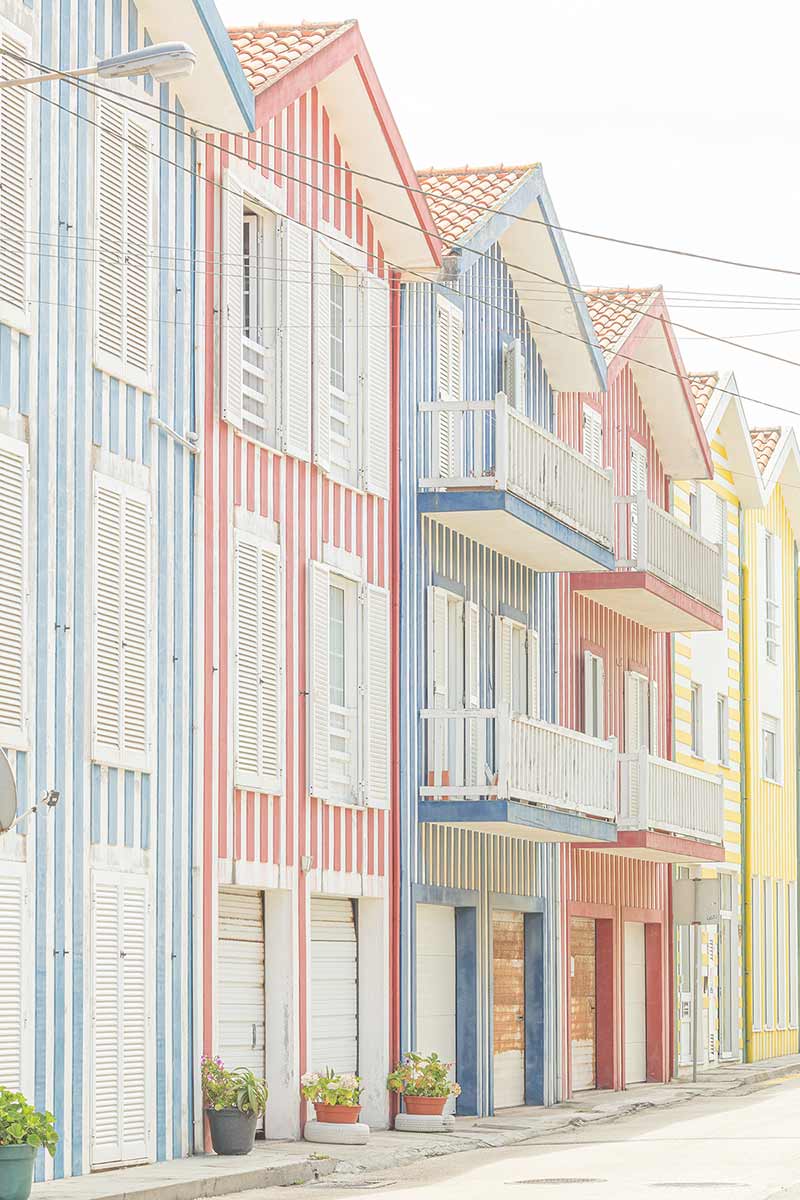 نمایی از ساختمان‌های رنگارنگ در کوستا نوا؛ منبع عکس‌: behance؛ عکاس: Tiago & Tania