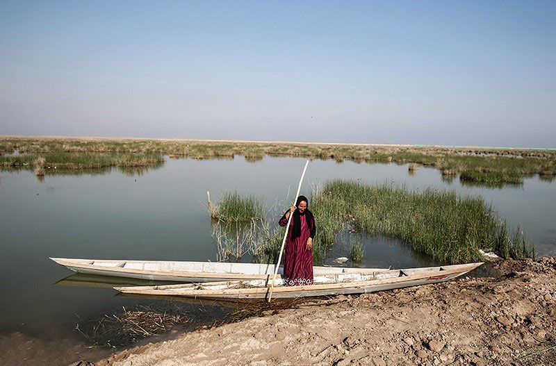 زن روستای سراخیه در قایق؛ منبع عکس: tasnim news؛ عکاس: مهدی پدرام خو