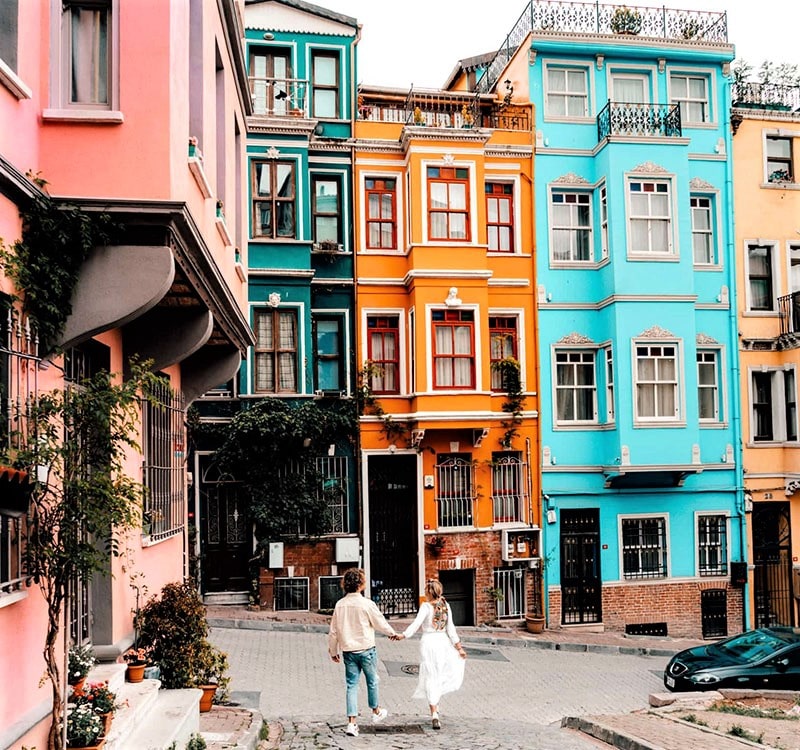 زوجی در کنار خانه های رنگی محله بالات استانبول، منبع عکس: saltinourhair.com، عکاس: ناشناس