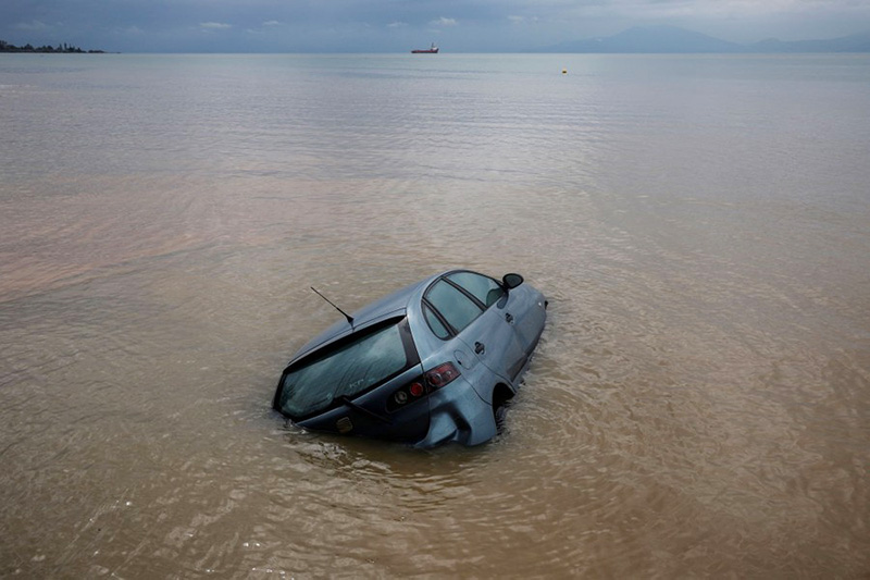 خودرو غوطه‌ور در دریا پس از طوفان یونان؛ منبع: theatlantic، عکاس: Louisa Gouliamaki