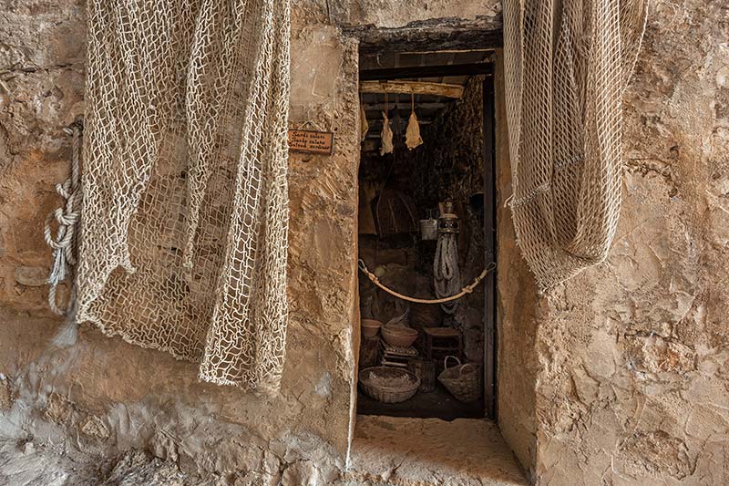 سازه کمد مانند در غار موزه Grotta Mangiapane؛ منبع عکس‌: behance؛ عکاس: Tiago & Tania