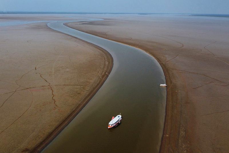 حرکت قایق در بخش نیمه خشک رودخانه آمازون در برزیل؛ منبع: theguardian، عکاس: Edmar Barros