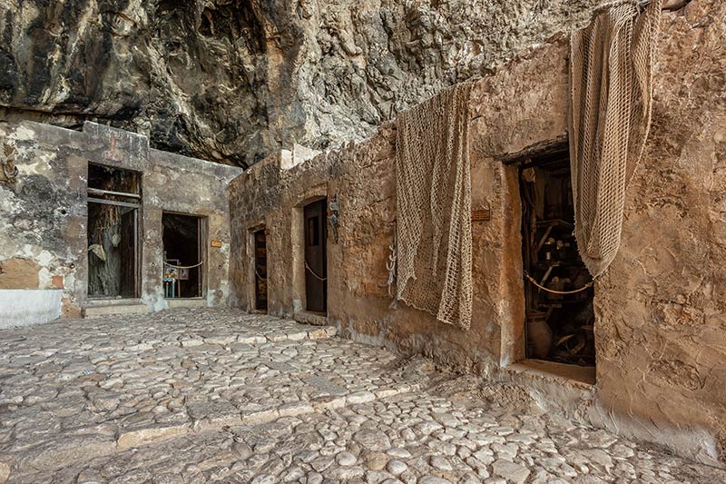 نمونه ساختمان‌های کنار هم در غار موزه Grotta Mangiapane؛ منبع عکس‌: behance؛ عکاس: Tiago & Tania