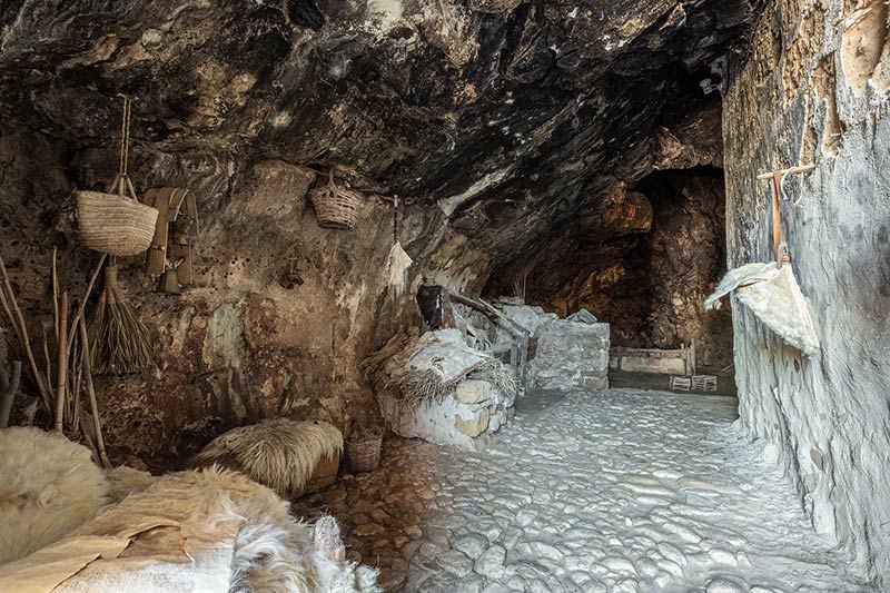 داخل یکی از حفره‌های مسکونی غار موزه Grotta Mangiapane؛ منبع عکس‌: behance؛ عکاس: Tiago & Tania