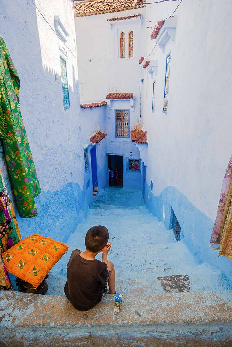 پسربچه‌ای در میان ساختمان‌های شهر شفشاون مراکش 