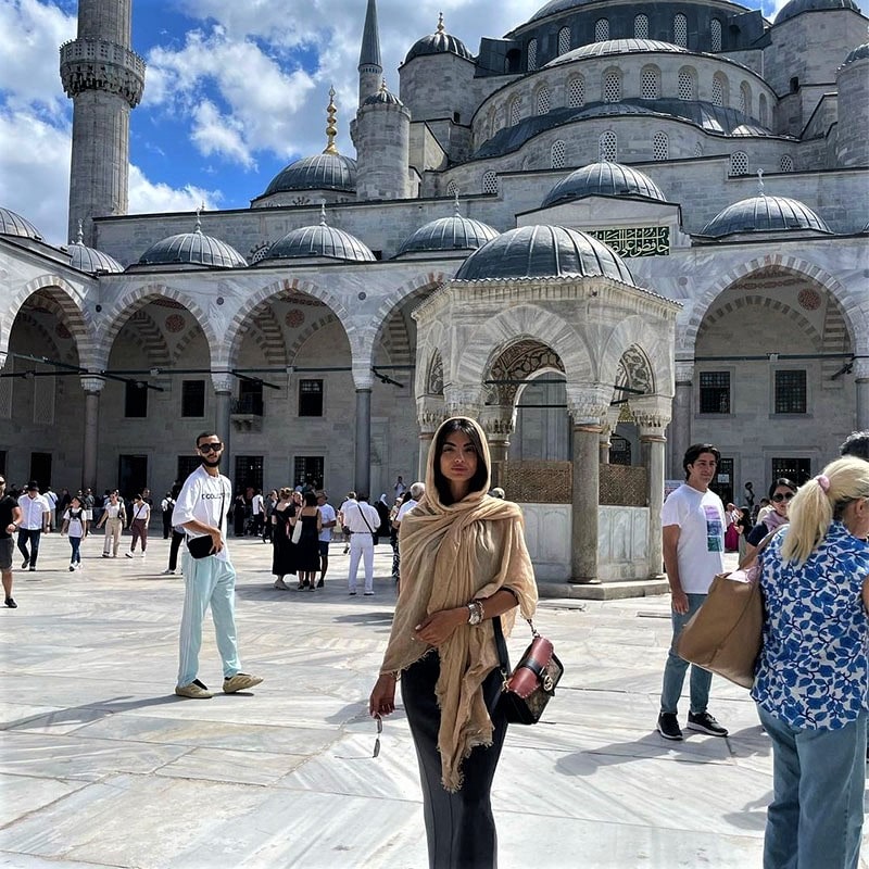 گردشگر زن در مسجد آبی استانبول، منبع عکس: اینستاگرام sayka_.m@، عکاس: ناشناس