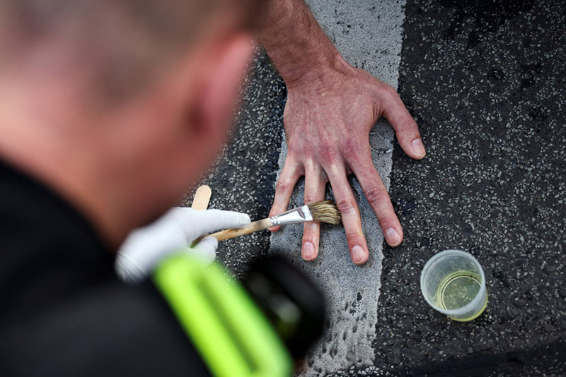 پاک کردن چسب از دست متعترض؛ منبع: Reuters، عکاس: Lisi Niesner