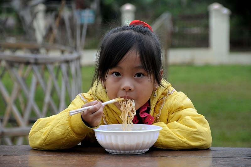 کودک ژاپنی در حال خوردن نودل؛ منبع عکس: Ananth Prasad DR؛ عکاس: نامشخص
