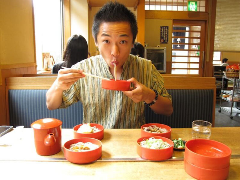 خوردن نودل توسط مرد ژاپنی در رستوران؛ منبع عکس: rvcj؛ عکاس: نامشخص