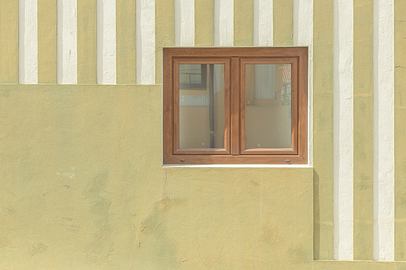 پنجره چوبی خانه ای در کوستا نوا؛ منبع عکس‌: behance؛ عکاس: Tiago & Tania