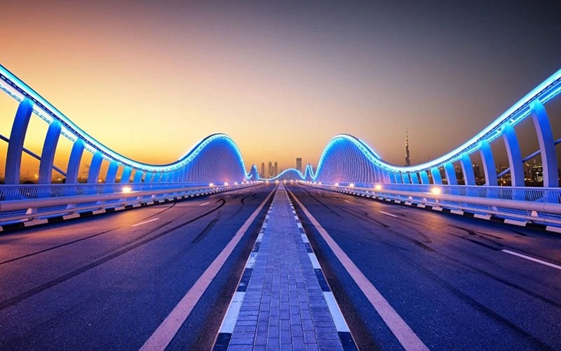 پل میدان دبی در شب، منبع عکس: silverscreen.tours، عکاس: ناشناس
