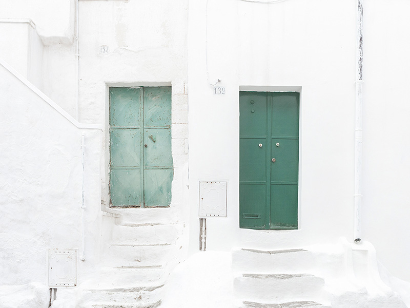 درب‌های سبز رنگ در خانه های سفید استونی