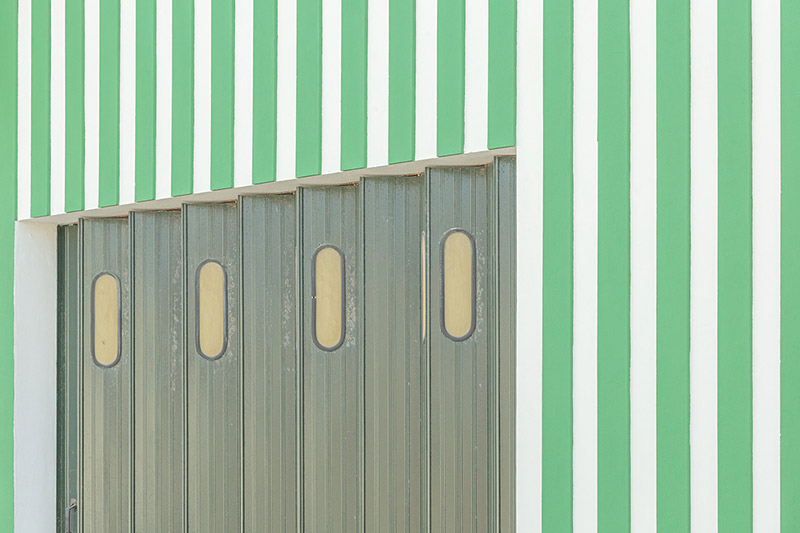 دیوار سبز رنگ یک ساختمان در روستای کوستا نوا؛ منبع عکس‌: behance؛ عکاس: Tiago & Tania