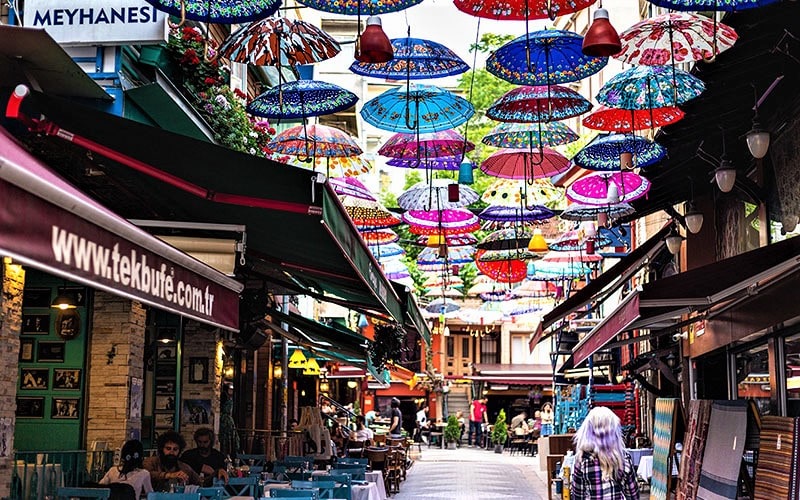 خیابان چتری در محله قاضی کوی (کادیکوی) استانبول، منبع عکس: thewildlifediaries.com، عکاس: ناشناس