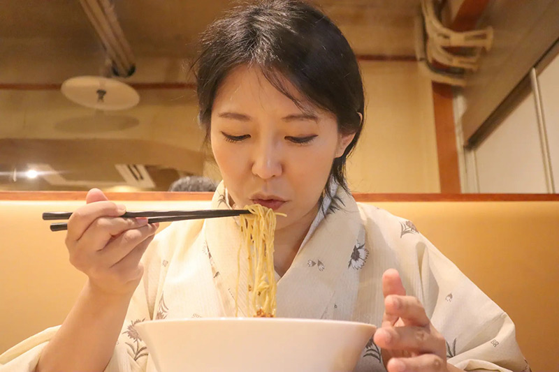 خوردن نودل توسط زن ژاپنی؛ منبع عکس: Myojo USA؛عکاس: نامشخص