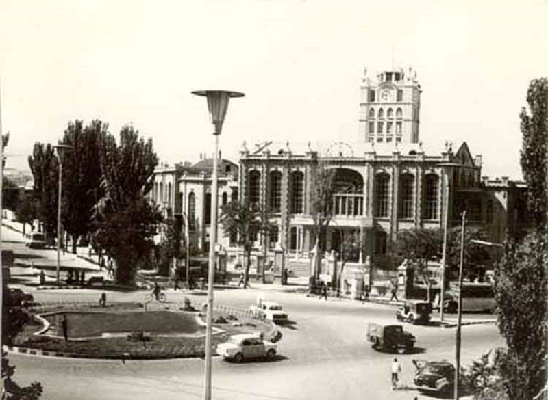 میدان ساعت تبریز در قدیم؛ منبع عکس- وب سایتTripyar.com- عکاس-نامشخص.jpg