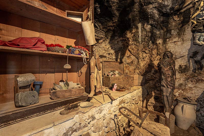 بخشی از یک کارگاه در غار موزه Grotta Mangiapane؛ منبع عکس‌: behance؛ عکاس: Tiago & Tania