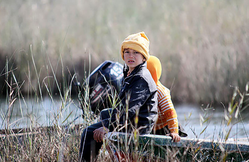 کودکان روستای سراخیه در قایق؛ منبع عکس: mehrnews؛ عکاس: عبدالوهاب کروشاوی