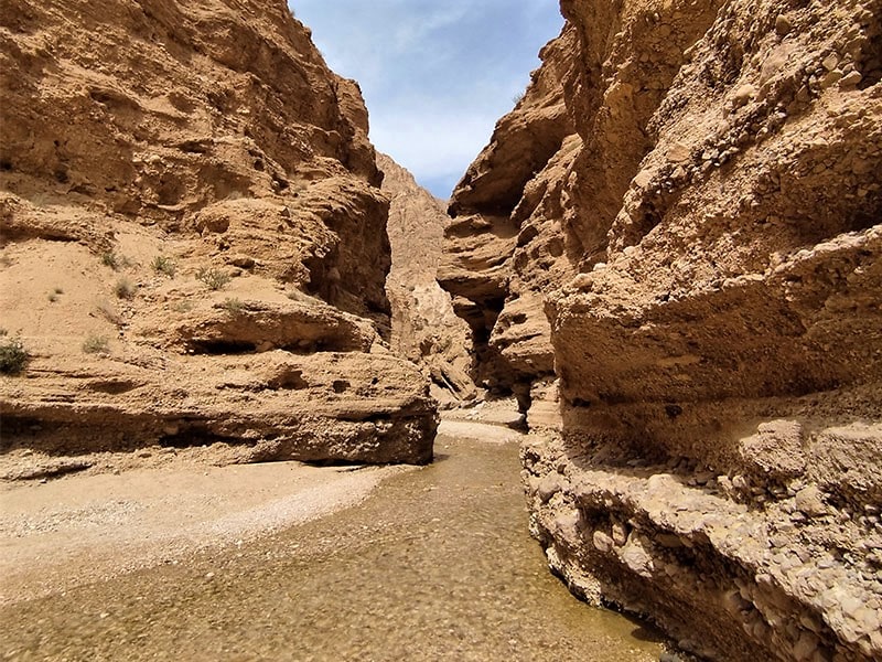 جریان چشمه مرتضی علی در میان دره ای با دیواره های مرتفع، منبع عکس: گوگل مپ، عکاس: پیمان آزادی 