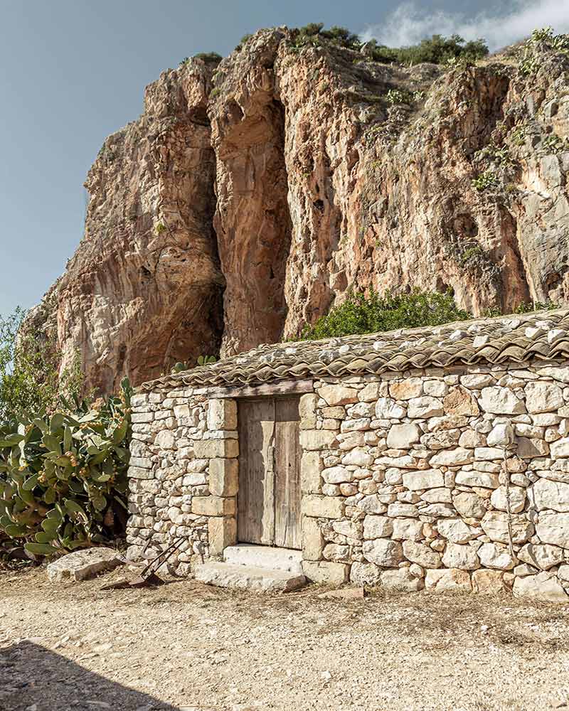 یک ساختمان سنگی ساده در غار موزه Grotta Mangiapane؛ منبع عکس‌: behance؛ عکاس: Tiago & Tania