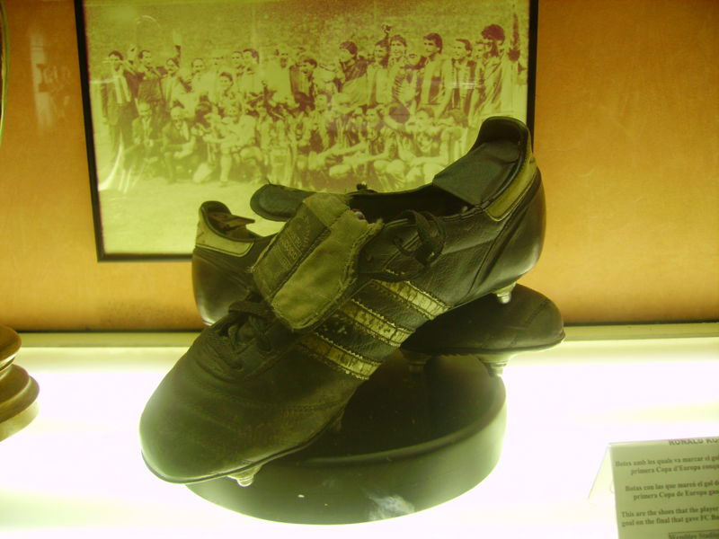 کفش کومان موزه نیوکمپ؛ منبع عکس: Wikimedia، عکاس: user1997