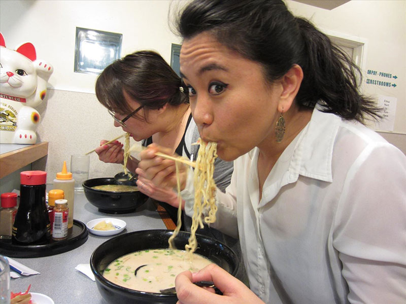 خوردن نودل توسط زن ژاپنی در رستوران؛ منبع عکس: Food Hacks؛ عکاس: نامشخص