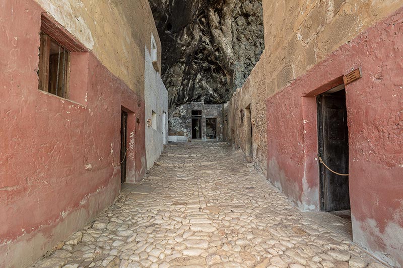 معماری کوچه مانند در غار موزه Grotta Mangiapane؛ منبع عکس‌: behance؛ عکاس: Tiago & Tania