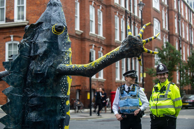 معترض مدافع محیط زیست در لباس یک حیوان در لندن؛ منبع: theatlantic، عکاس: Guy Smallman