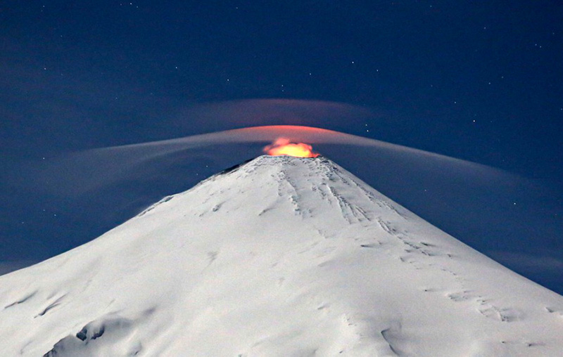 آتشفشان ویلاریکا در سانتیاگو شیلی؛ منبع: theatlantic، عکاس: Sebastian Escobar