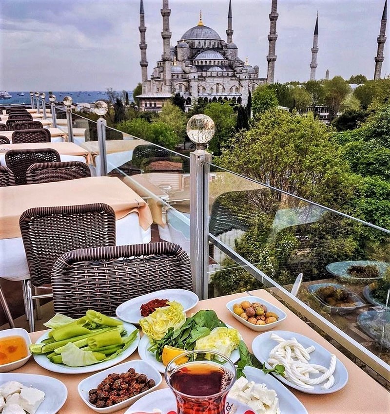 میز صبحانه در رستوران وهتل سون هیلز استانبول، منبع عکس: like-fairy-tales.tumblr.com، عکاس: ناشناس