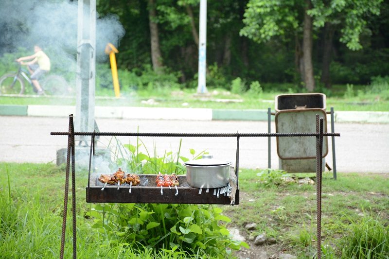 پختن غذا با تجهیزات در پارک جنگلی نور؛ منبع عکس: گوگل مپ؛ عکاس: عباس افتاده.