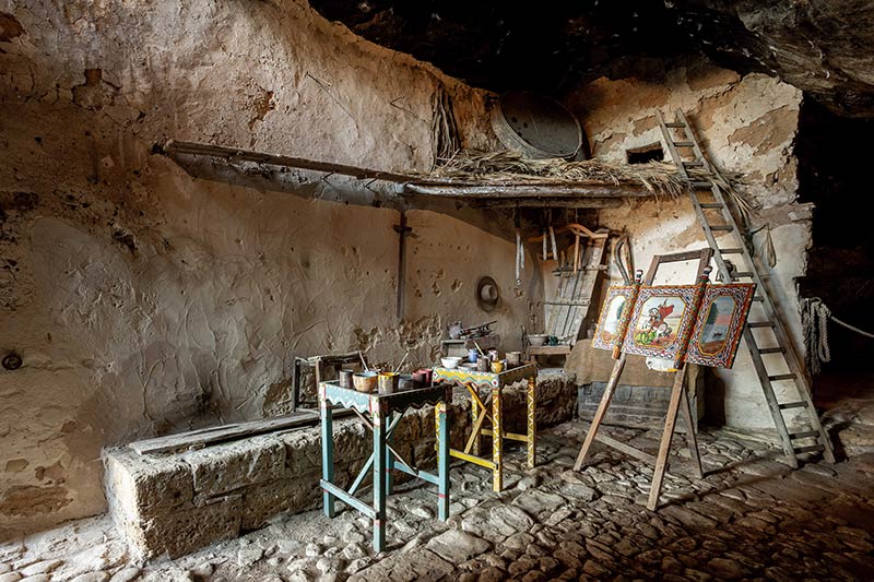 کارگاه نقاشی در غار موزه Grotta Mangiapane؛ منبع عکس‌: behance؛ عکاس: Tiago & Tania