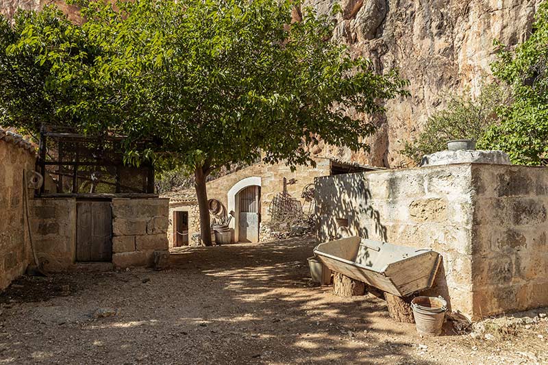 نمای بیرونی غار موزه Grotta Mangiapane؛ منبع عکس‌: behance؛ عکاس: Tiago & Tania