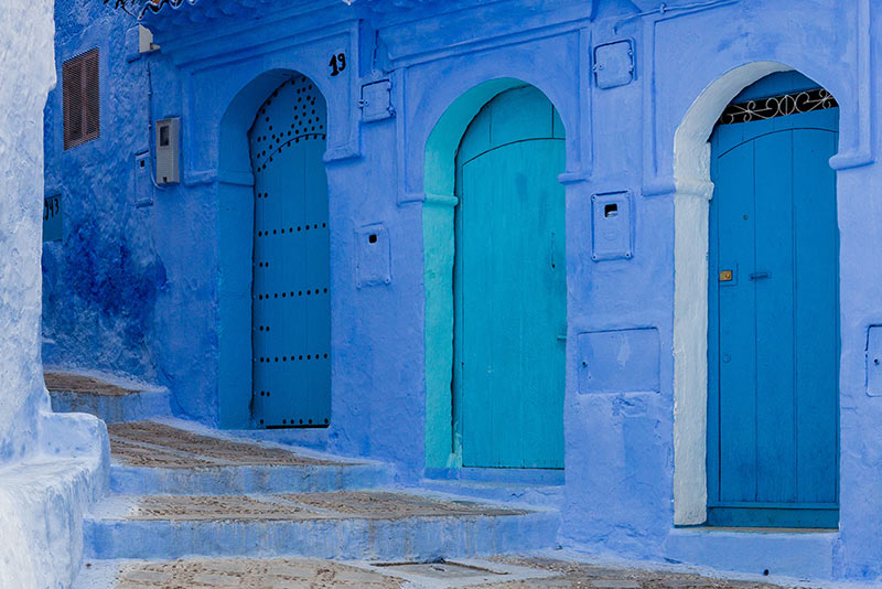 درب و دیوار آبی رنگ شهر شفشاون مراکش