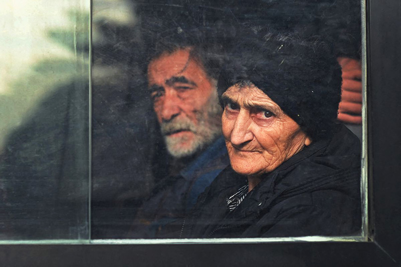 ساکنان قره‌باغ در اتوبوس قبل از ترک منطقه؛ منبع: REUTERS، عکاس: David Ghahramanyan