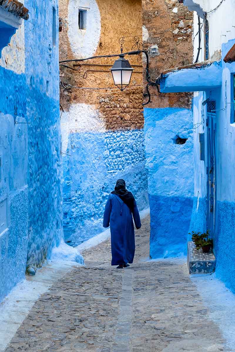 عبور زنی از کوچه‌های شهر شفشاون مراکش