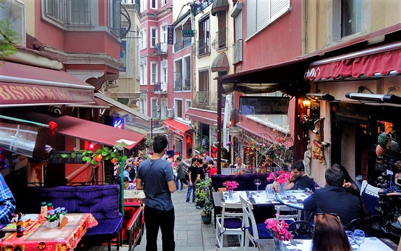رستوران های خیابان فرانسوی استانبول، منبع عکس: worldtravelimages.net، عکاس: ناشناس
