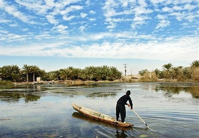 مرد قایق سوار در آب‌های کنار روستای سراخیه؛ منبع عکس: tasnimnews؛ عکاس: نامشخص