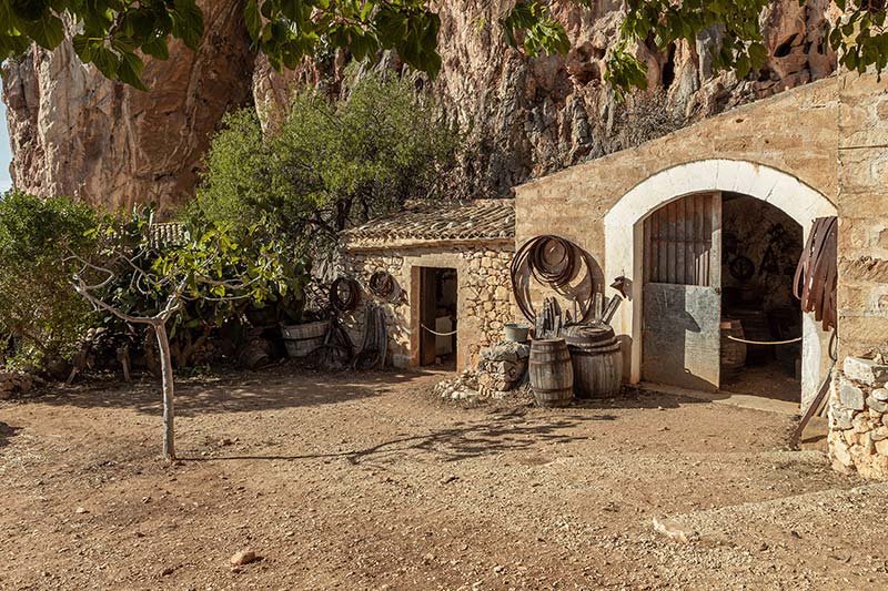 نمای خارجی ساختمان‌های غار موزه Grotta Mangiapane؛ منبع عکس‌: behance؛ عکاس: Tiago & Tania