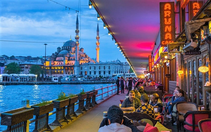 میزهای رستوران روی پل گالاتا استانبول، منبع عکس: toursce.com، عکاس: ناشناس