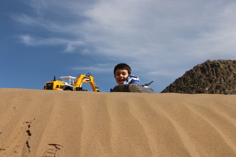 بازی کودک در کویر رضا آباد؛ منبع عکس: گوگل مپ؛ عکاس:رضا آزادگان