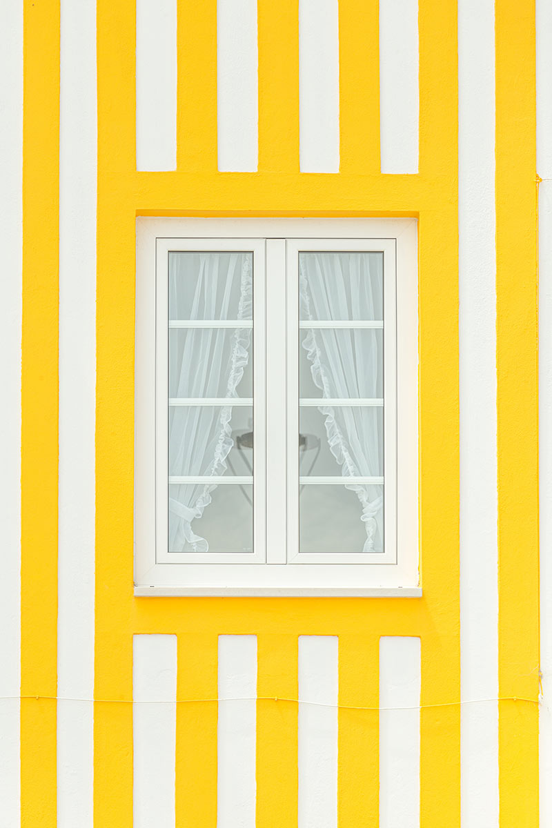 پنجره‌ای بر دیوار زرد راه راه در کوستا نوا؛ منبع عکس‌: behance؛ عکاس: Tiago & Tania